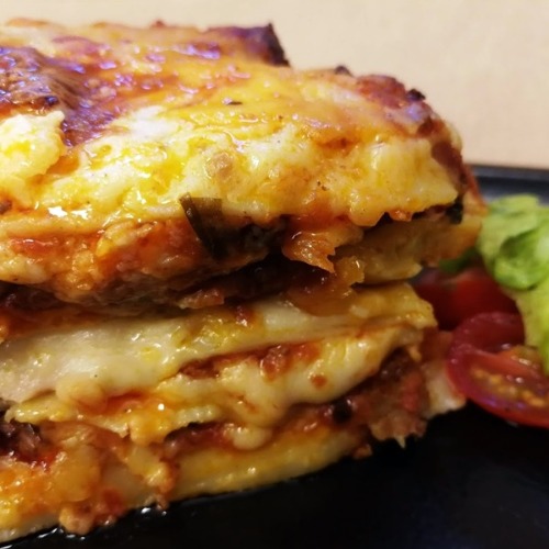 LASAGNE MED GRØNN SALAT, BRØD OG AIOLI