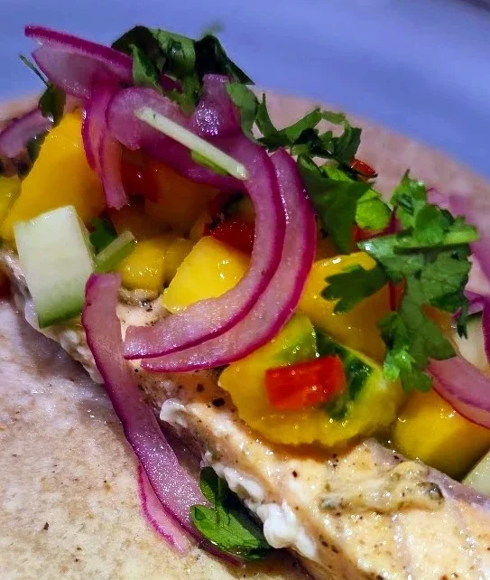 taco med laks, mango og syltet rødløk